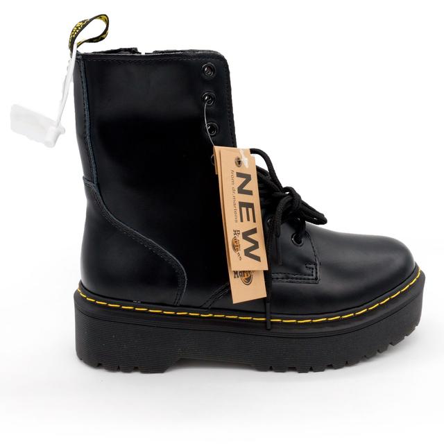 Black women's boots at Dr. Martens on the platform, genuine leather - Top quality!