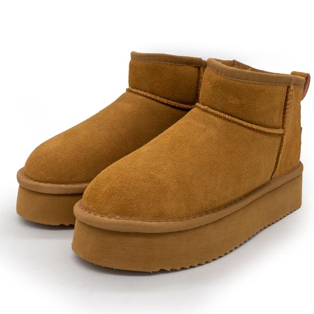 Low Uggs red on a high platform, natural suede, fur