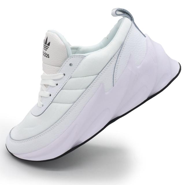 Women's Adidas Sharks sneakers are white. Top yakist!