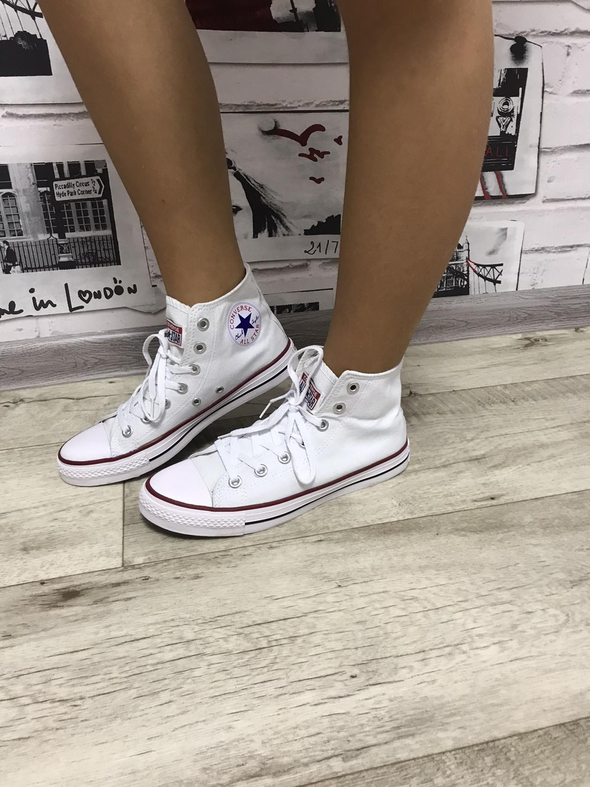 фото - Кеды Converse высокие белые на ноге.